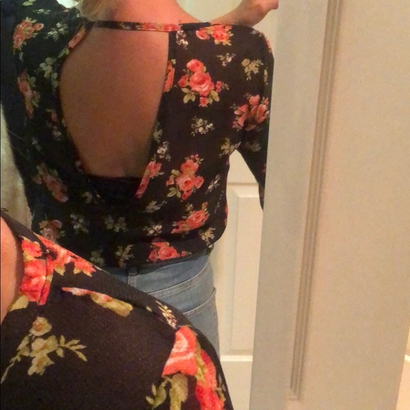 Floral top with open back - Picture 5 of 5